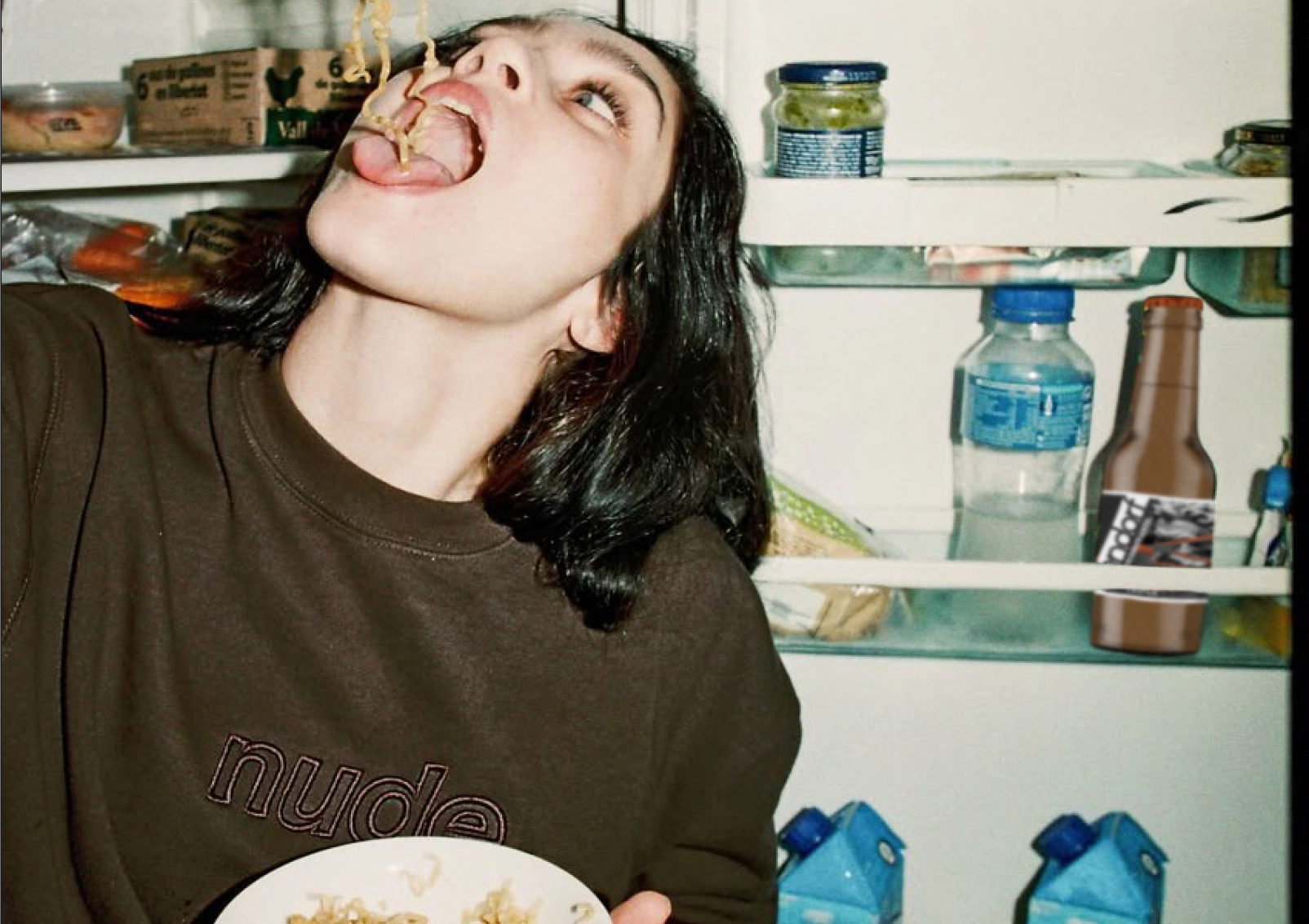 Fille dans la cuisine