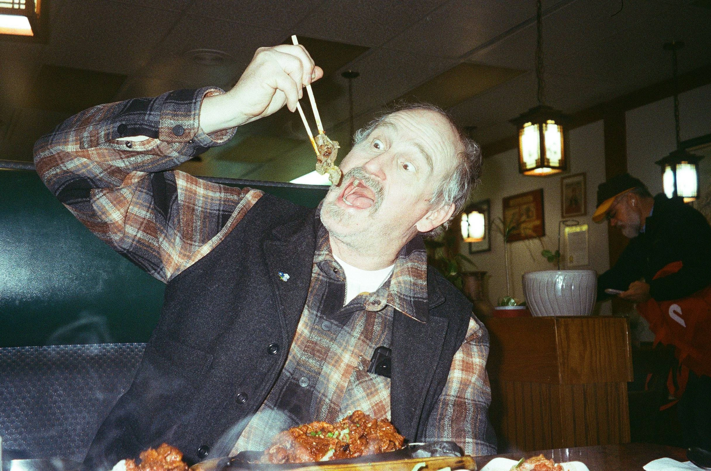 Photo d'un papi qui mange